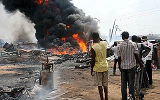Menschen am Unglücksort in Lagos. Erst im Mai starben mehr als 150 Menschen bei einer ähnlichen Katastrophe. 